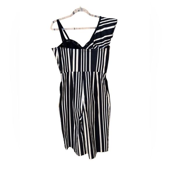 Alice + Olivia Black & White One Shoulder Capri Romper Ruffle detail Size 4 - Picture 3 of 8